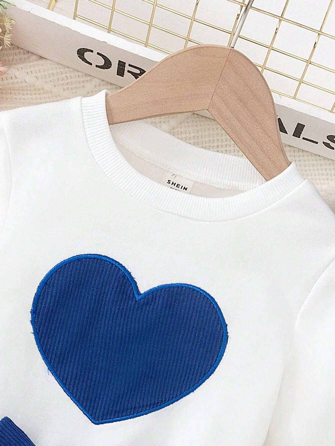 2pcs Girls (Small) Round Neck Long Sleeve Heart Pattern Minimalist Blouse And Front Tie Skirt Set